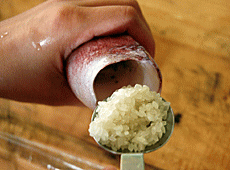 イカメシ-米を詰める