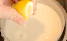 レモン汁を加える