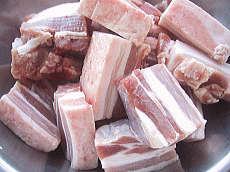 Pork belly is cut in width of 3 cm.
