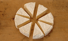カマンベールチーズを切り分ける