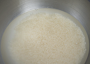 水漬けの米